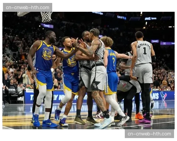 转播画面捕捉到勇士教练科尔在暂停时向球员展示记录对方失误后反击效率的数据板